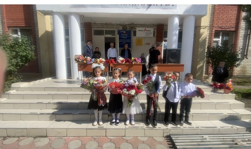 Сегодня у нас прошла торжественная линейка ,посвященная Дню знаний📚