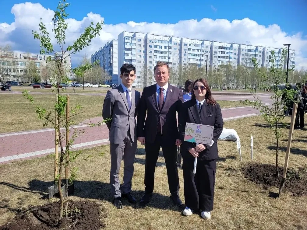Аллея выпускников🌳  Сегодня в нашем городе прошла традиционная акция «Аллея выпускников», в рамках к