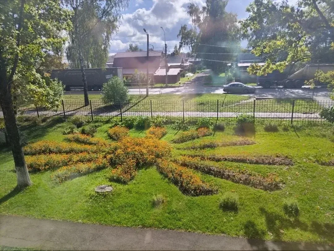 🏫 На территории нашей школы разбиты прекрасные цветники и клумбы.