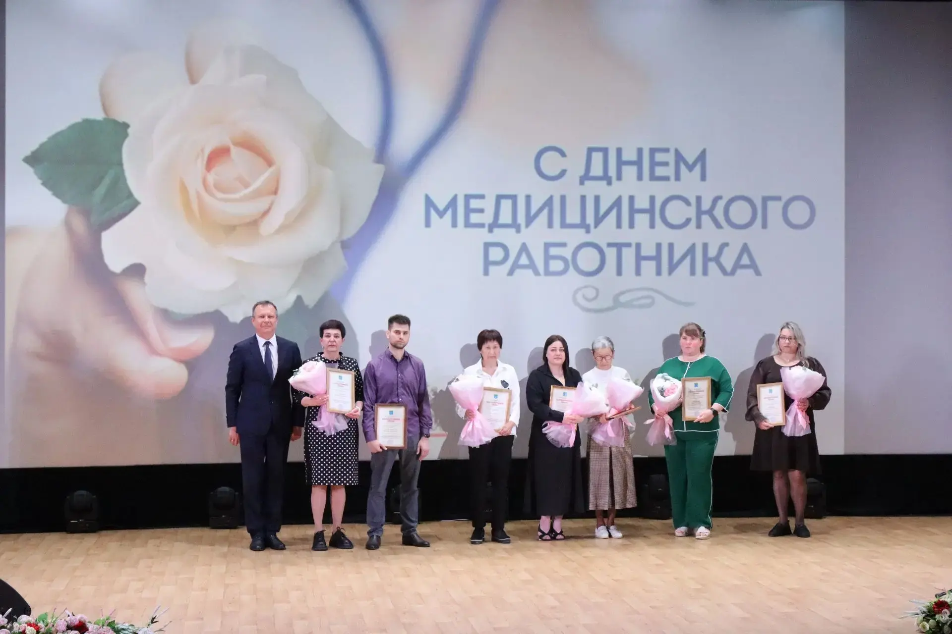 🎉В большом зале КДЦ «Россия» города Холмска прошло праздничное мероприятие, посвящённо...