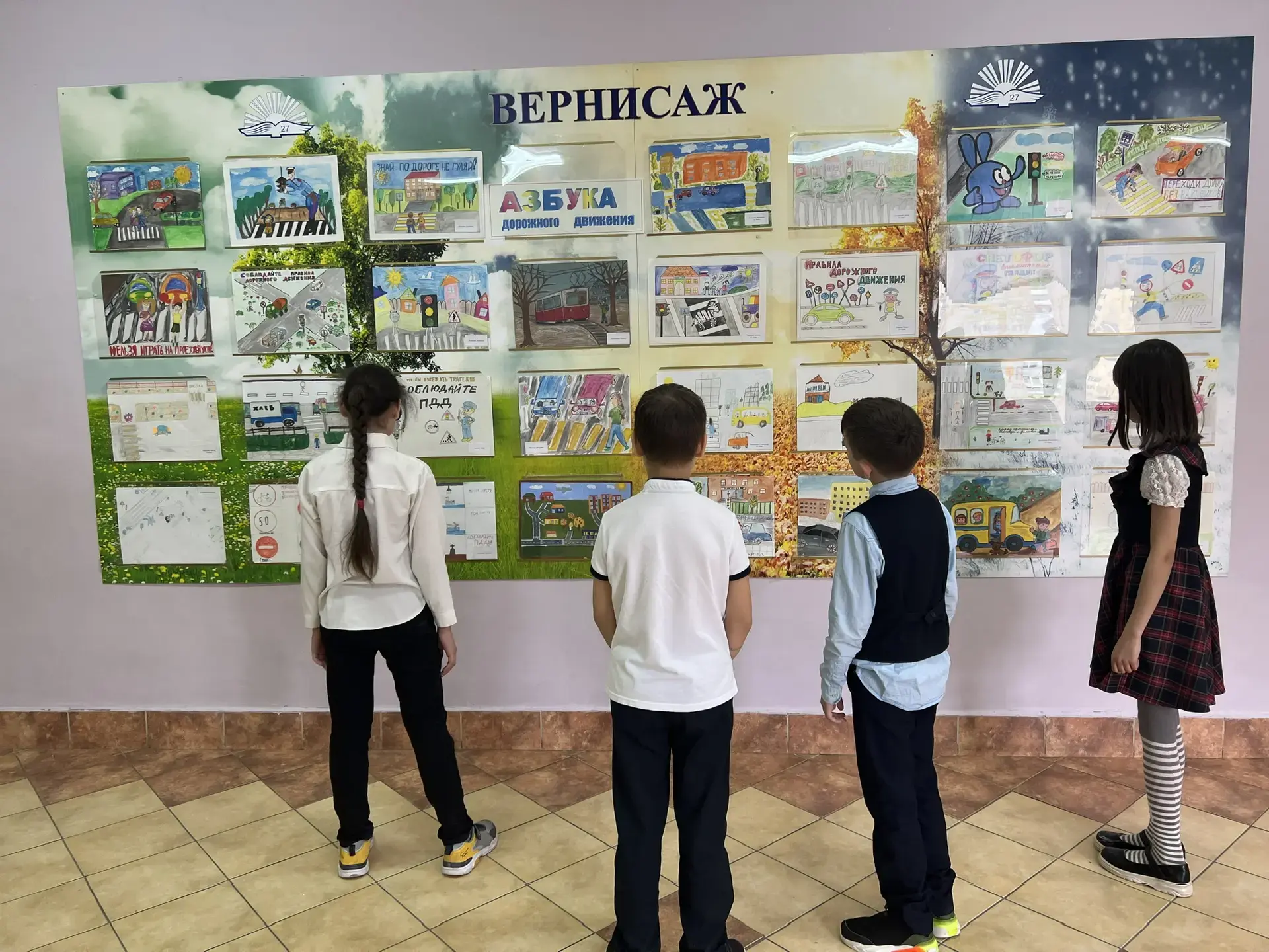 🚘🚦🚕⛔️🚓🚳🚔🅿️ В рекреации 3 этажа оформлена новая  выставка рисунков наших учеников «Азбука дорожного д