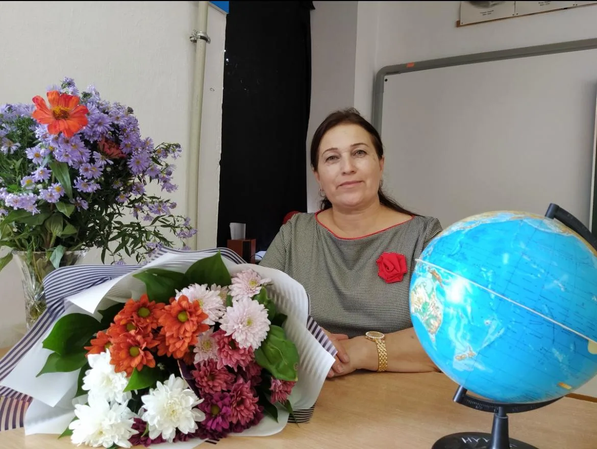 Алимханова Аминат Нюрюдюновна, учитель русского языка и литературы, родилась в селении ...