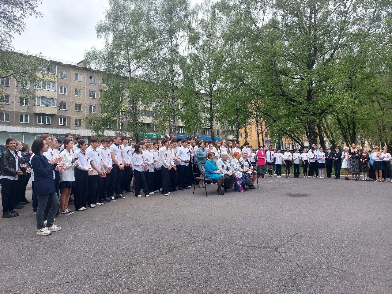 Друзья, сегодня в на крыльце нашей школы звучали самые важные и пронзительные мелодии и слова! ✨  Со