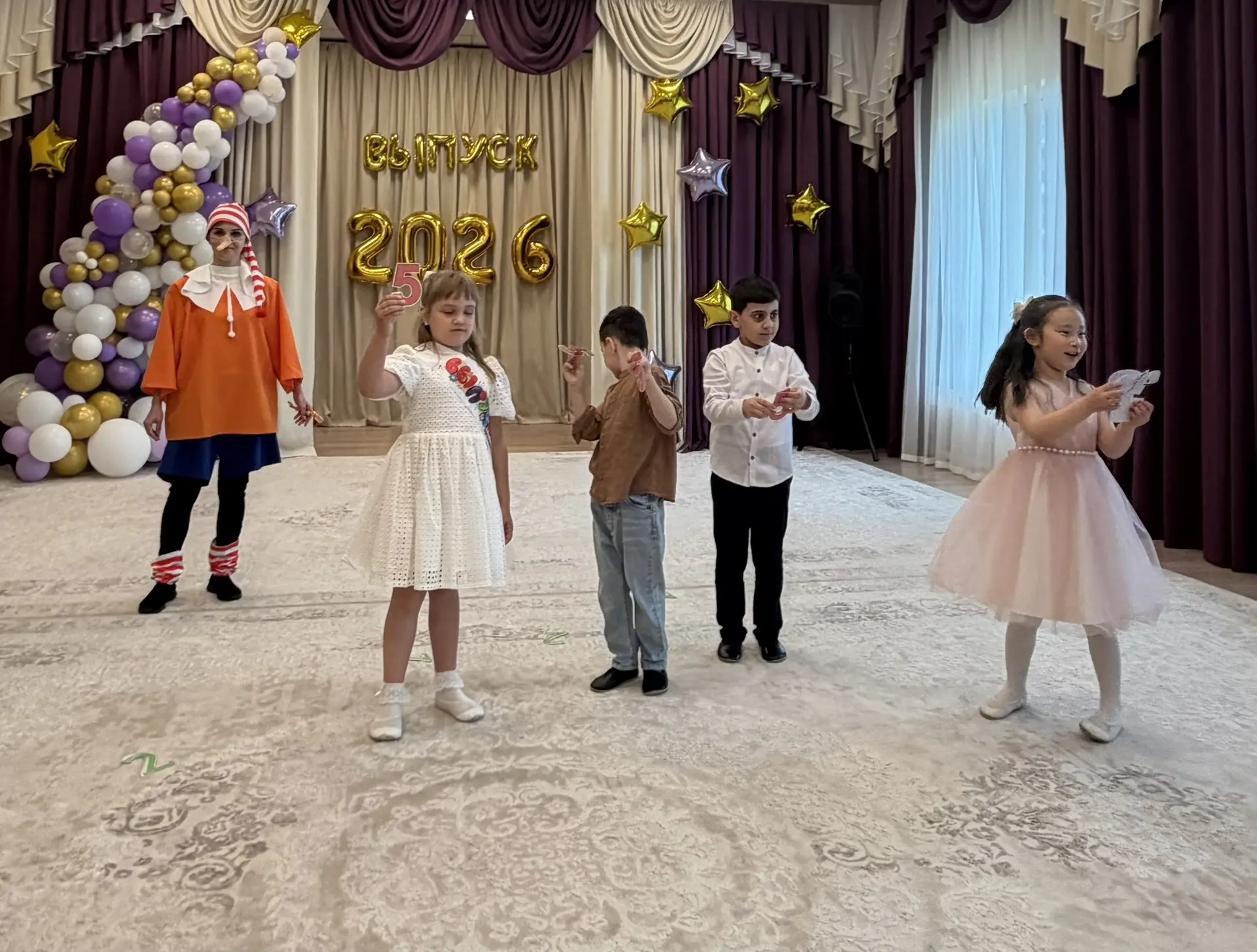 Сегодня в дошкольном отделении "Чебурашка" прошел яркий и незабываемый выпускной у группы "Ежевички"