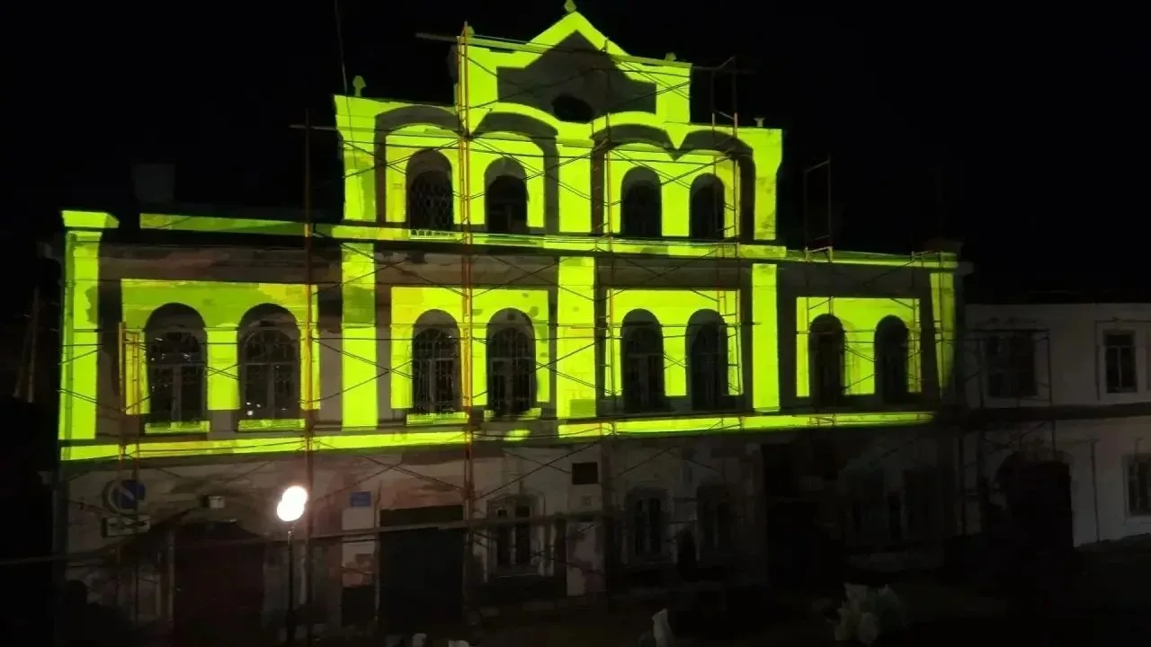 ✨🏛  В Старом Центре Бийска подсветили 4 купеческих здания