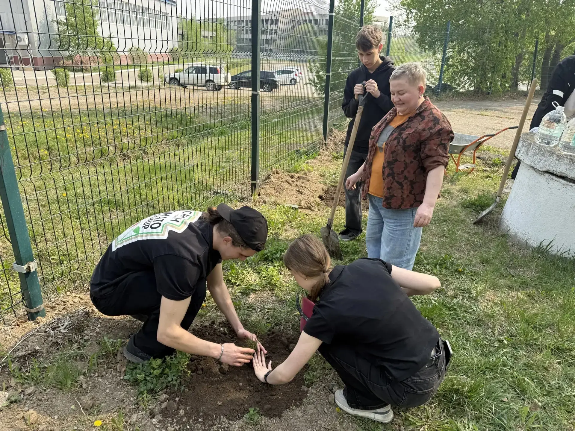 «Сад – Связь поколений»  🌱 Учащиеся 11‑го класса школы № 5 присоединились к Всероссийской акции «Сад
