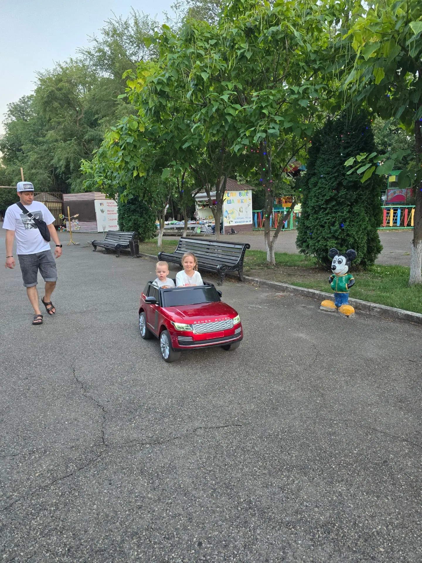 Гуляем у нас в парке, видео когда сделаю покажу)