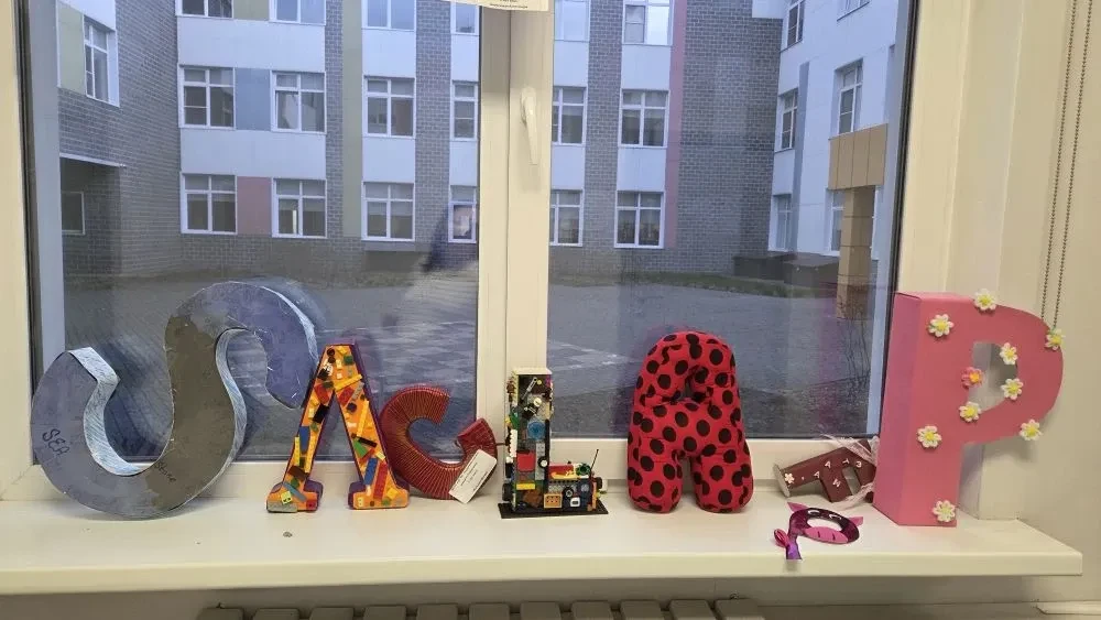 🎨 Самые маленькие участники Недели иностранных языков — ученики начальной школы — нарядили буквы анг
