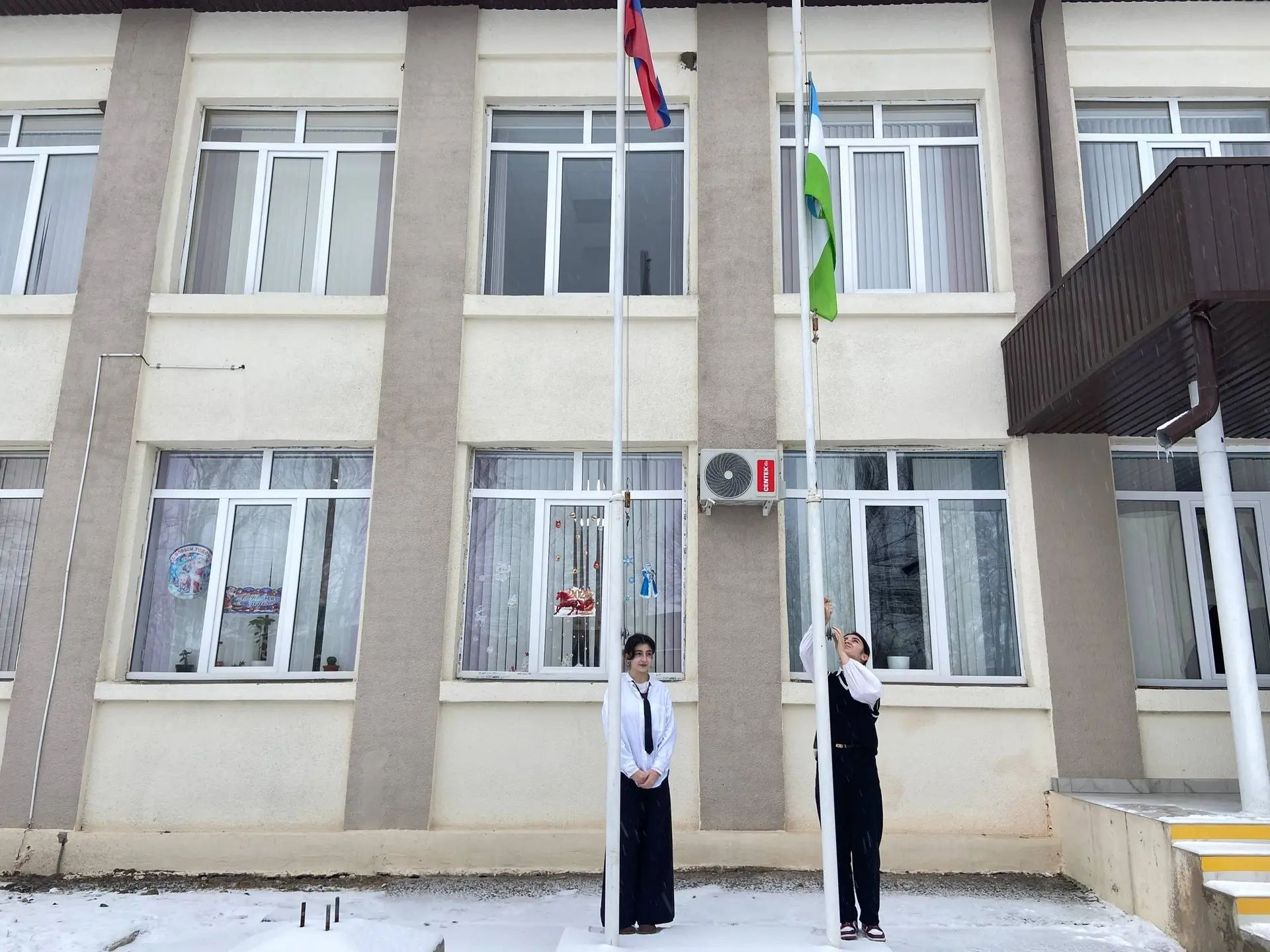Традиционно новую неделю начали с торжественной линейки, подъема флагов Российской Феде...