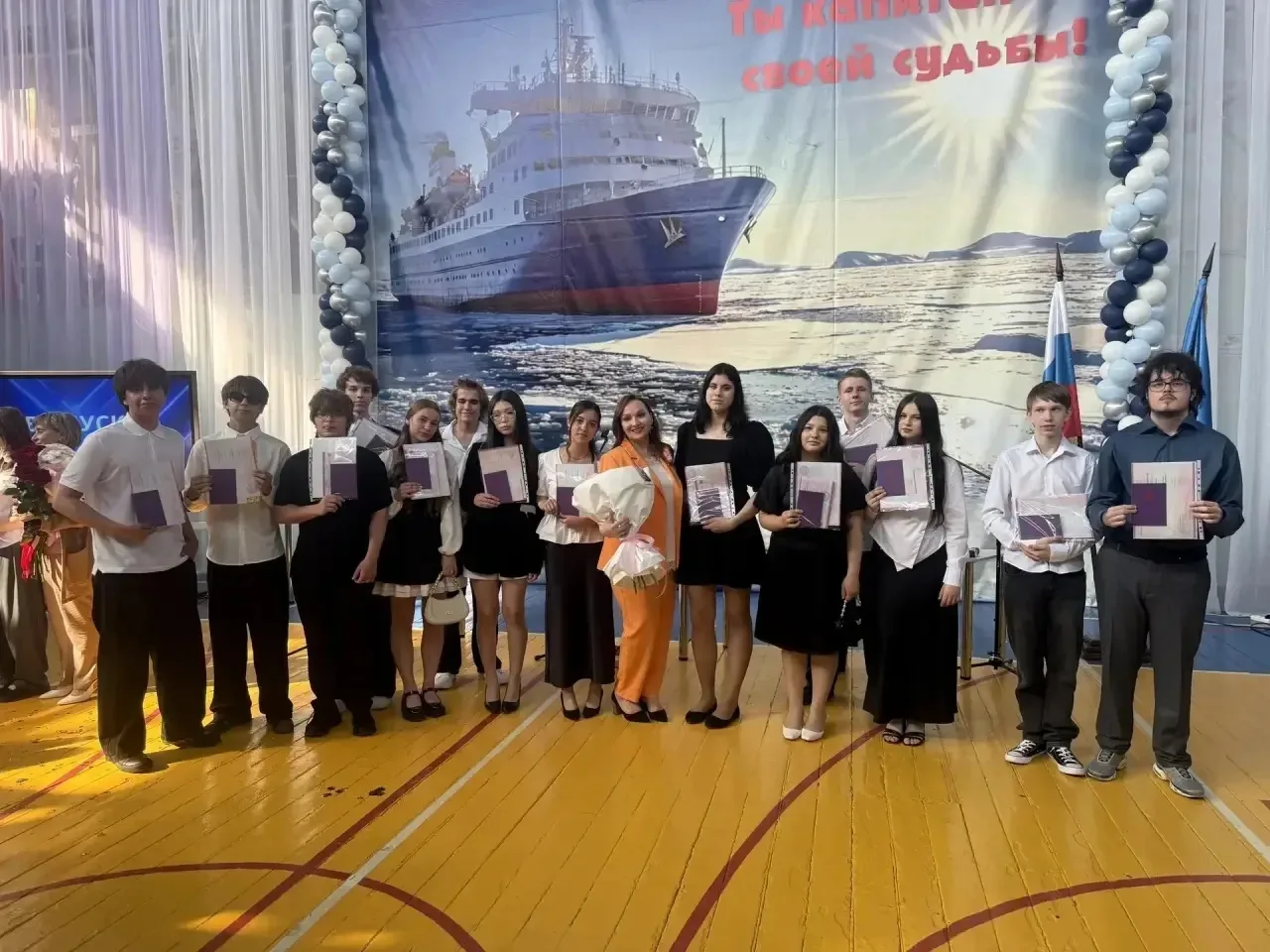🎓 Аттестаты вручены! Новая глава начинается! 🎓

В нашей школе прошла церемония вручения аттестатов