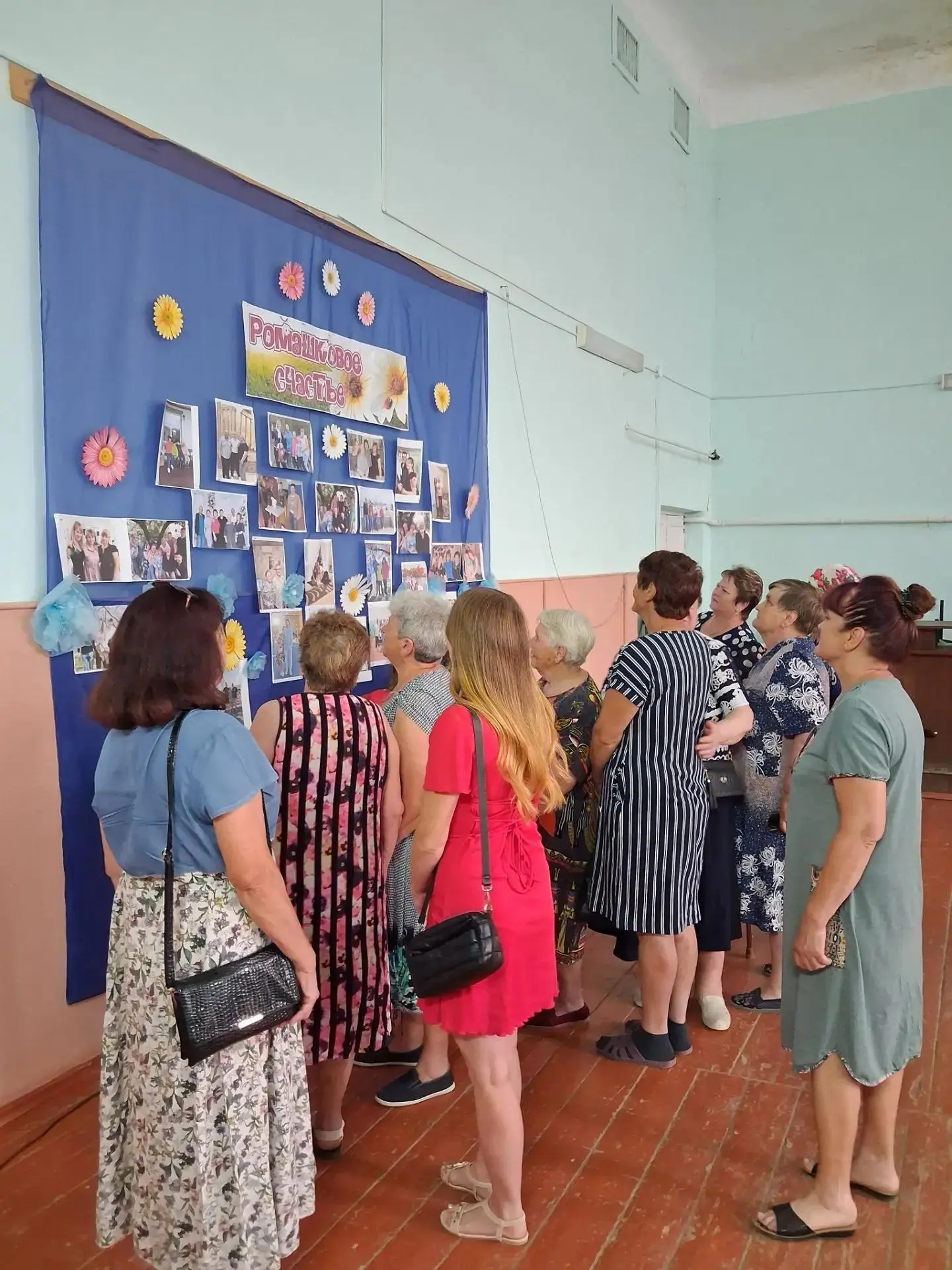 8 июля в Зеленогорском доме культуры открылась фотовыставка «Ромашковое счастье», приуроченная ко Дн