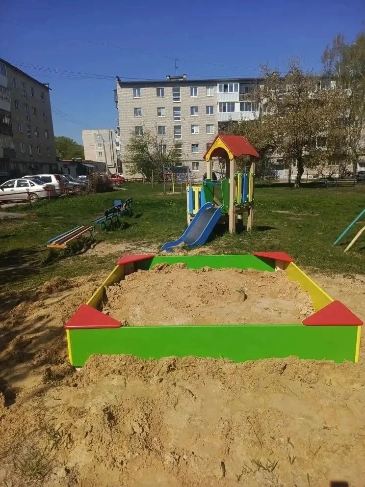 В Каменске-Уральском начали устанавливать новые песочницы во дворах  Работы проводят ежегодно по обр