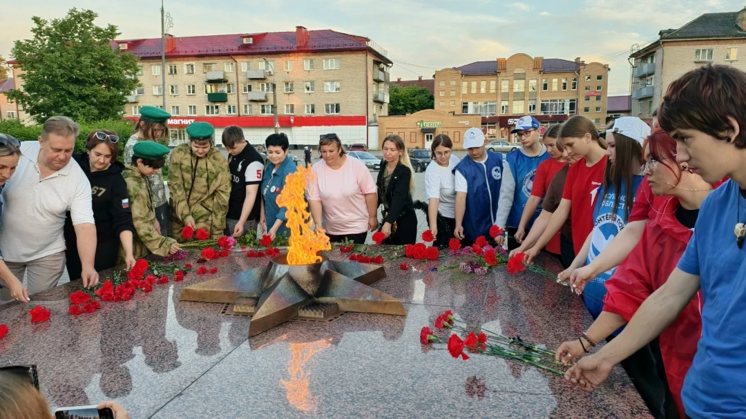 🔥 22 июня, в День памяти и скорби, жители города Вязьмы собрались почтить память павших солдат акци