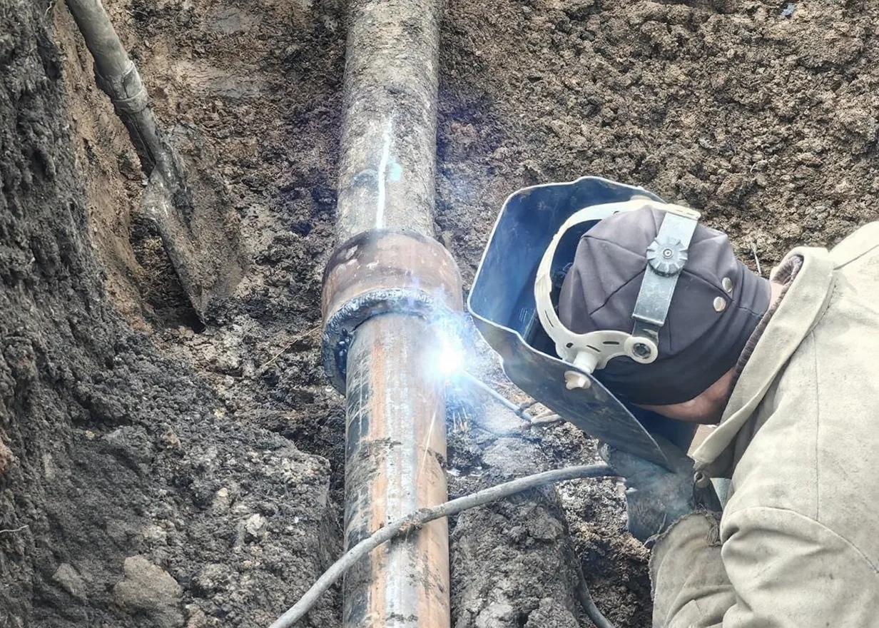 В Зугрэсе улучшили водоснабжение для жителей  👷‍♂️Ремонтная бригада Харцызского филиала предприятия 