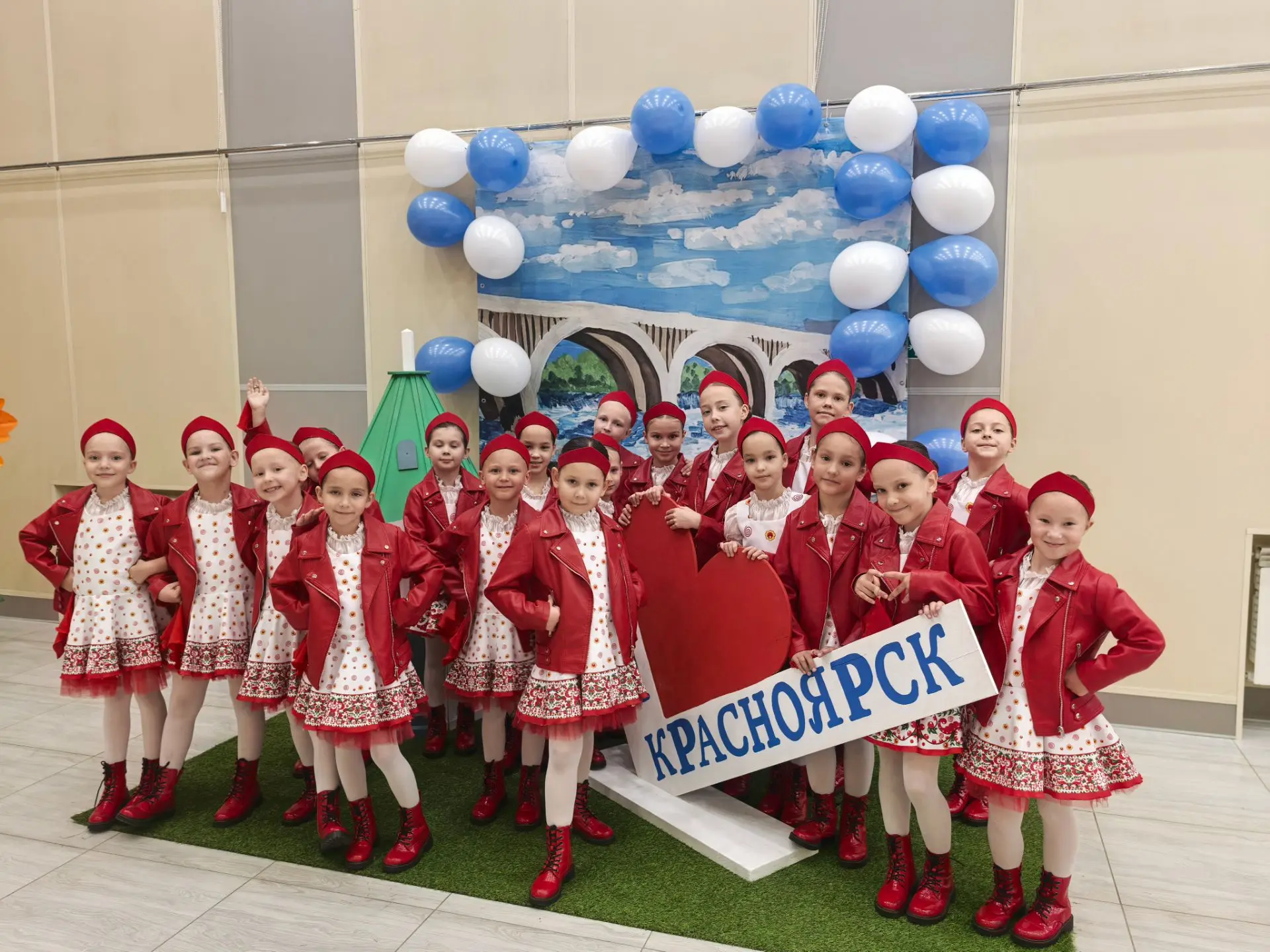 Наши девчули с группы "Краски" и "Юные Звёзды" сегодня выступали на открытие праздника ...