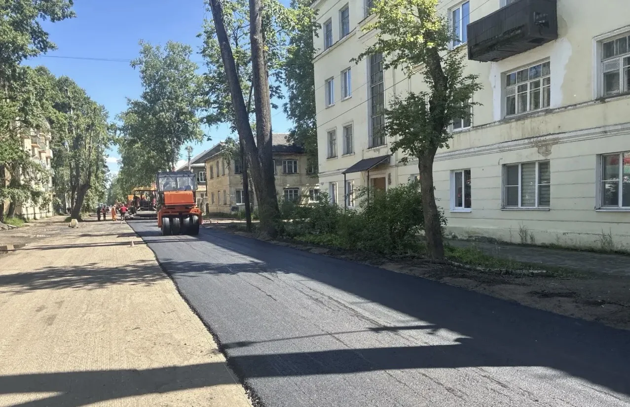 Улица Рабочая в Осташкове преображается, как сообщалось ранее,  в этом году на проезжей части провод