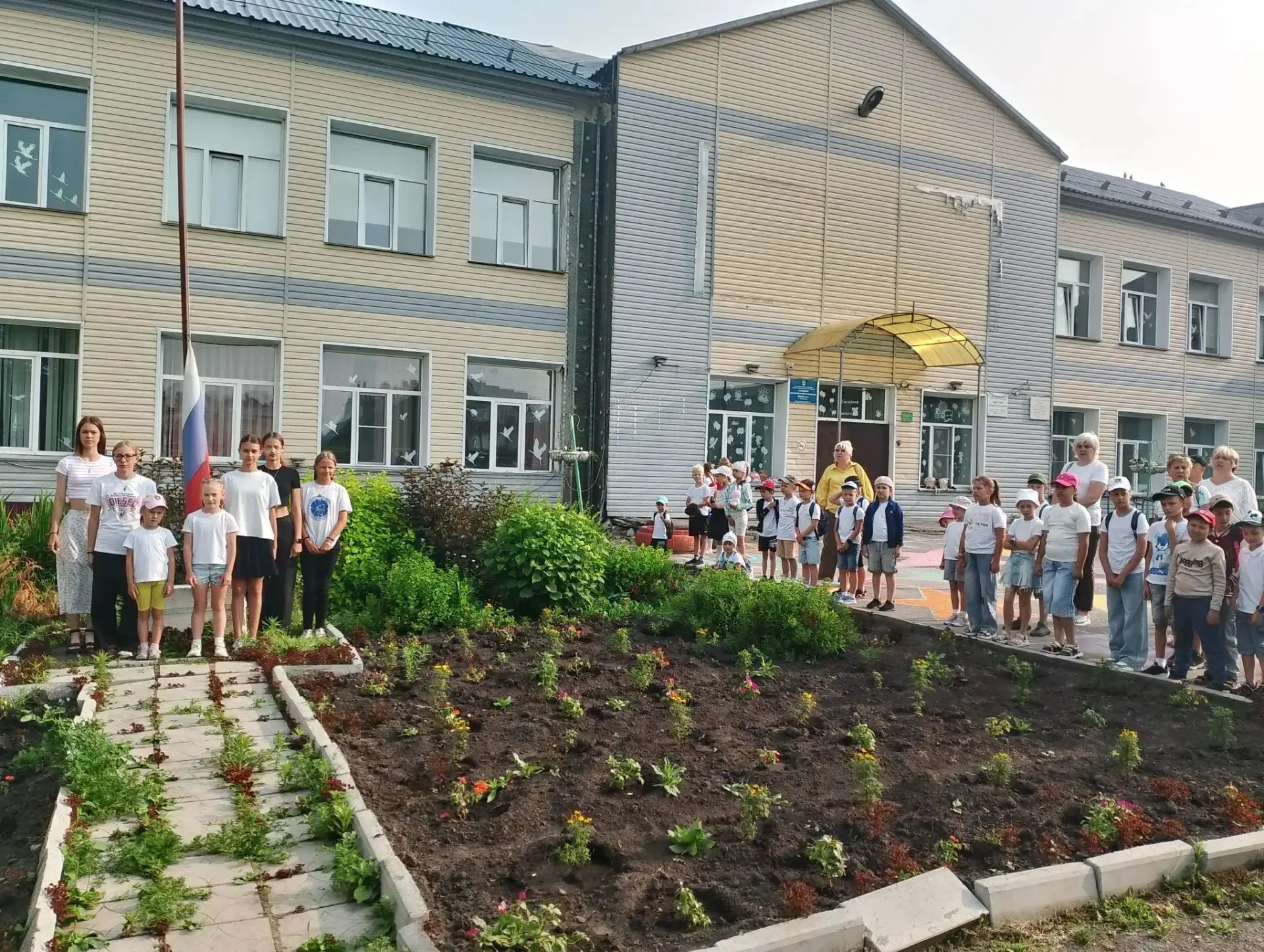 Врываемся в новую неделю💥

Право поднять 🇷🇺флаг РФ было предоставлено вожатым  лагеря: Бусыгиной 