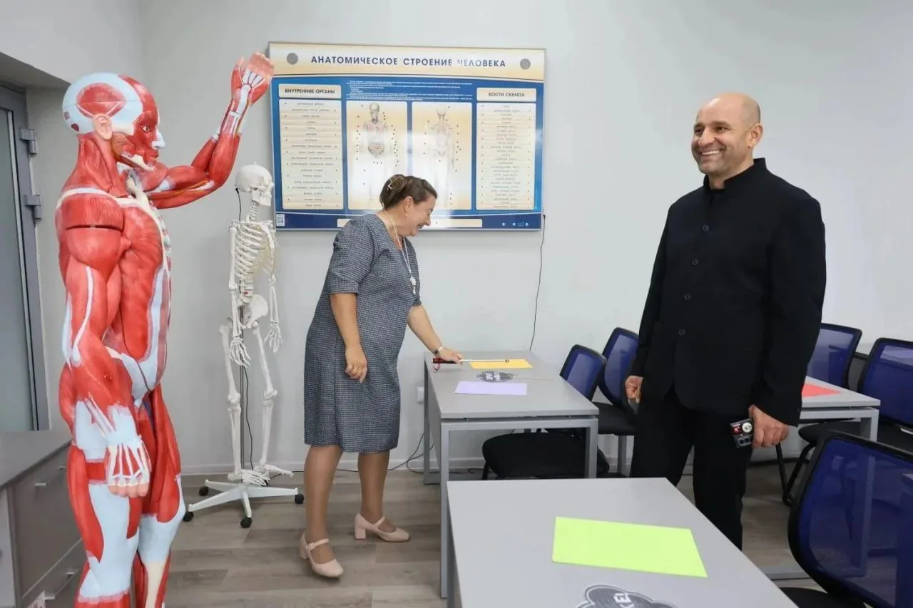Тем временем в педагогический колледж приехал поздравить студентов полпред Артём Жога. ...