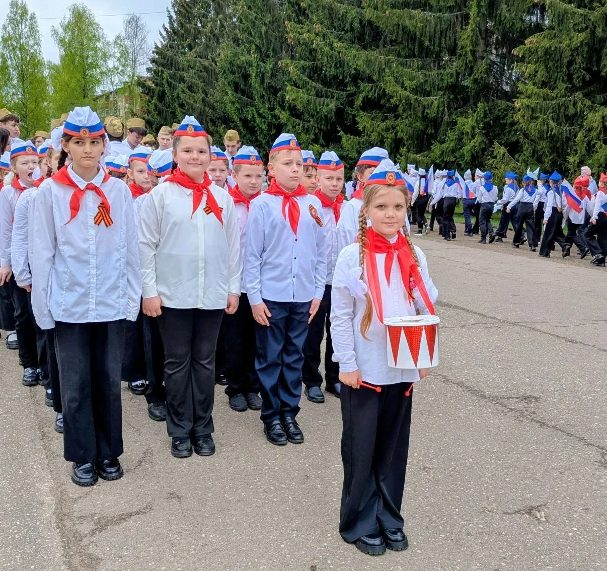 Сегодня наши талантливые ученики приняли участие в Смотре строя и песни, приуроченном ко Дню Победы!