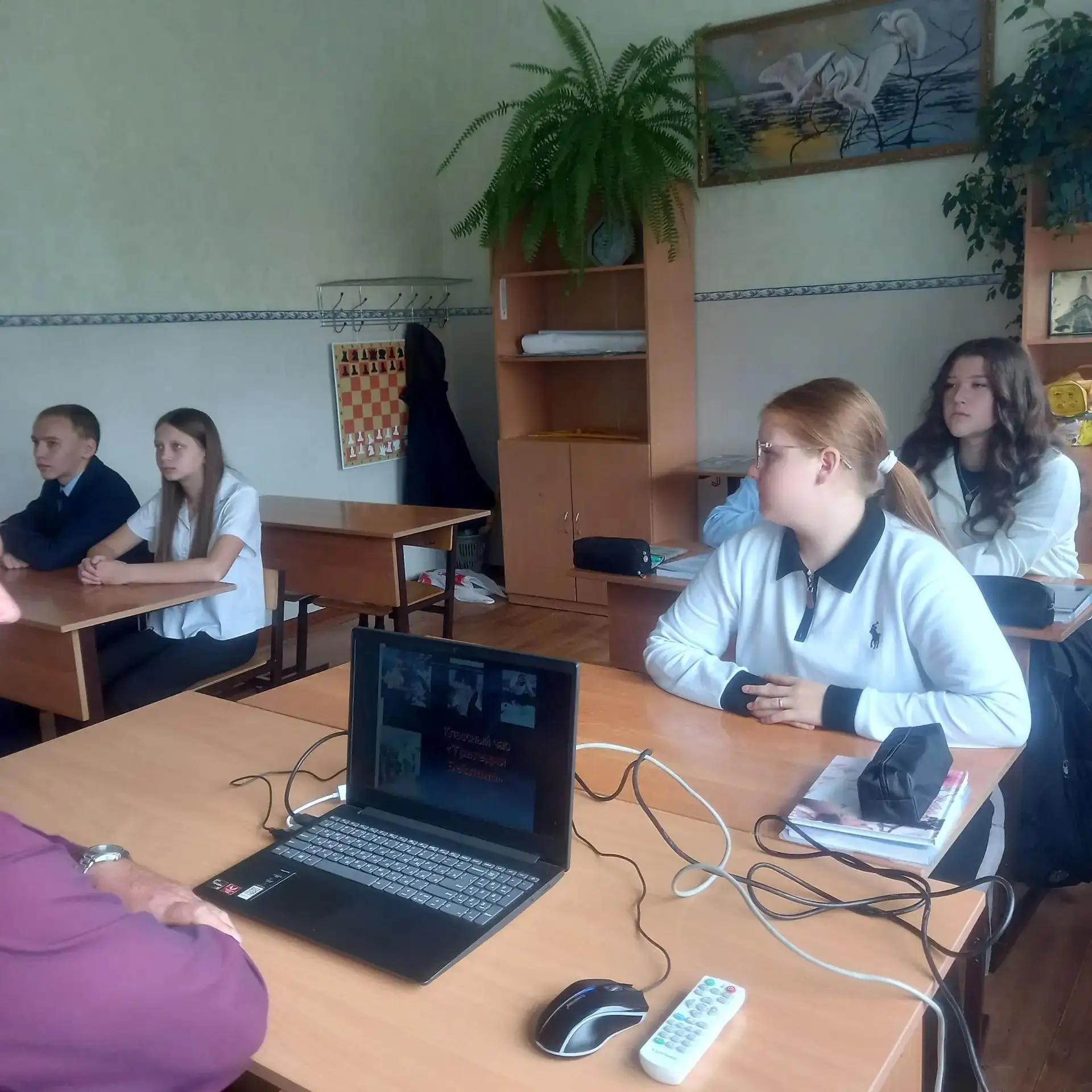 🕊️ День солидарности в борьбе с терроризмом: помним и чтим 🕊️В МКОУ «Плотавская СОШ» ...