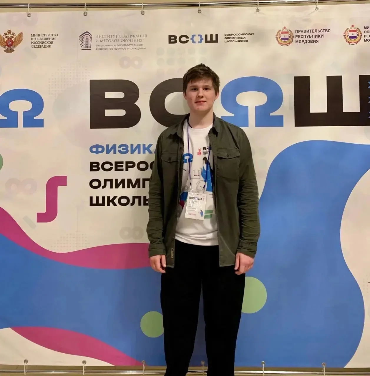 Ученики Астраханского регионального школьного технопарка Радимир Королькевич и Никита Куксин громко 