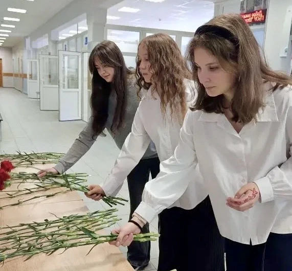 КРАСНЫЕ ГВОЗДИКИ (Часть 2) 💫 В торжественной акции «Красные гвоздики» в эти дни приняли участие ребя