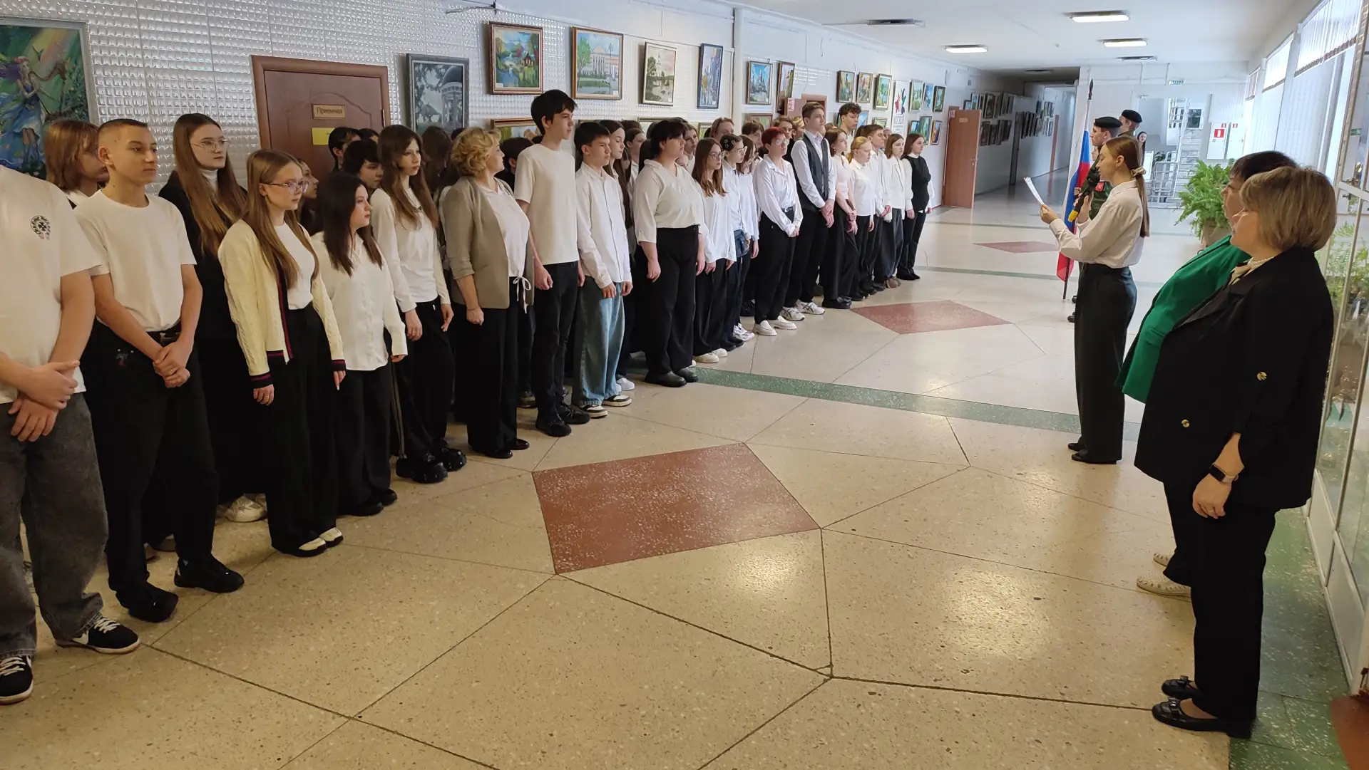 💫 Стартовала финальная учебная неделя третьей четверти.  🇷🇺 Традиционно утро началось с торжественно
