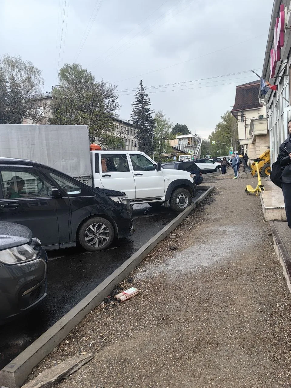 А ещё никто не контролирует парковку личного транспорта на автобусных остановках: ни администрация, 
