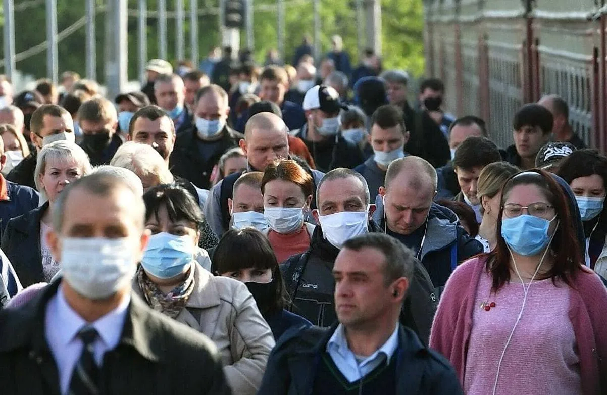 😷 Масочный режим из-за чумы начали вводить в России