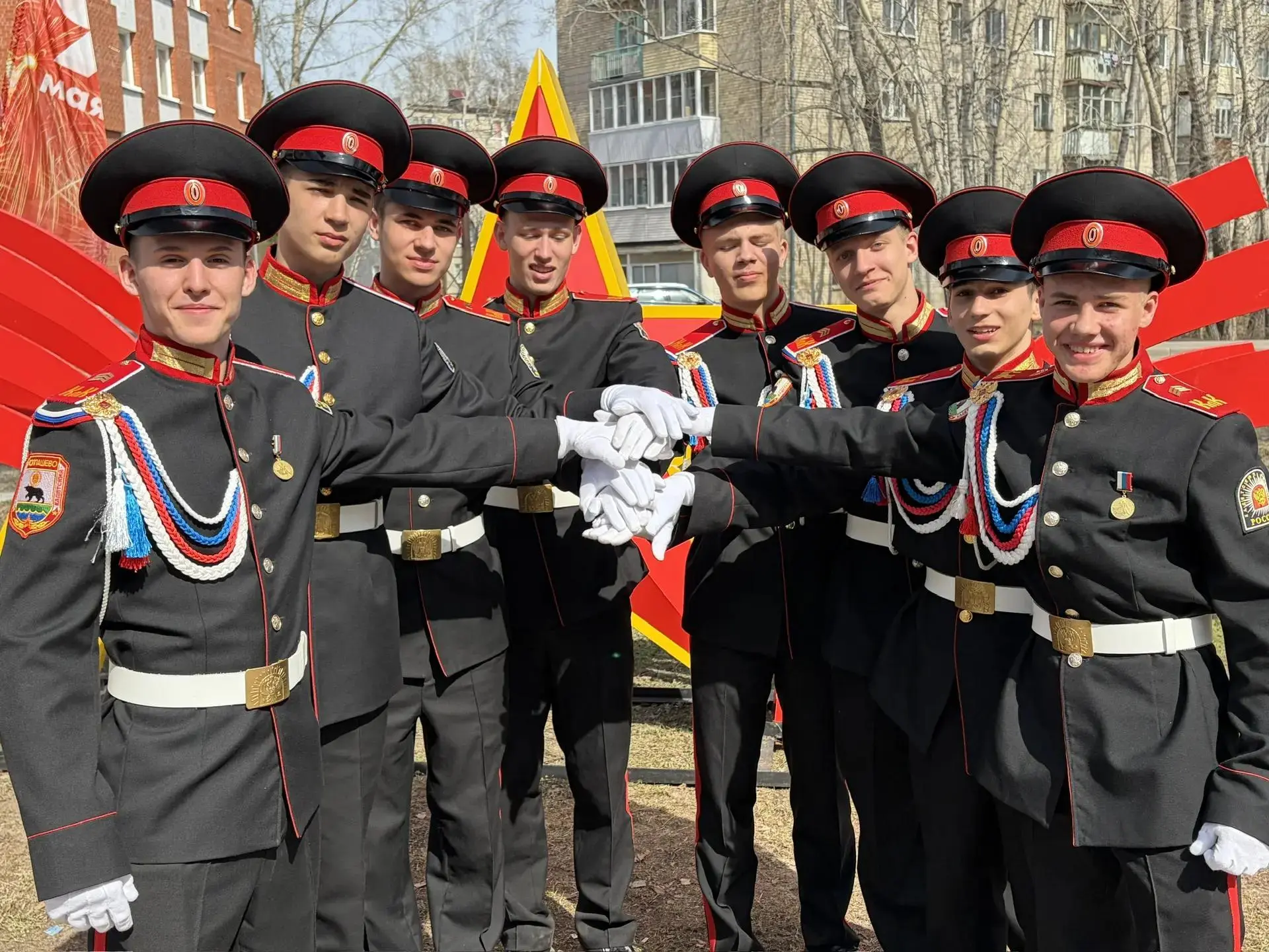 🎉 9 июня - День Друзей! 🎉
Давайте  вспомним, кто такой настоящий друг! Это человек, с которым всег