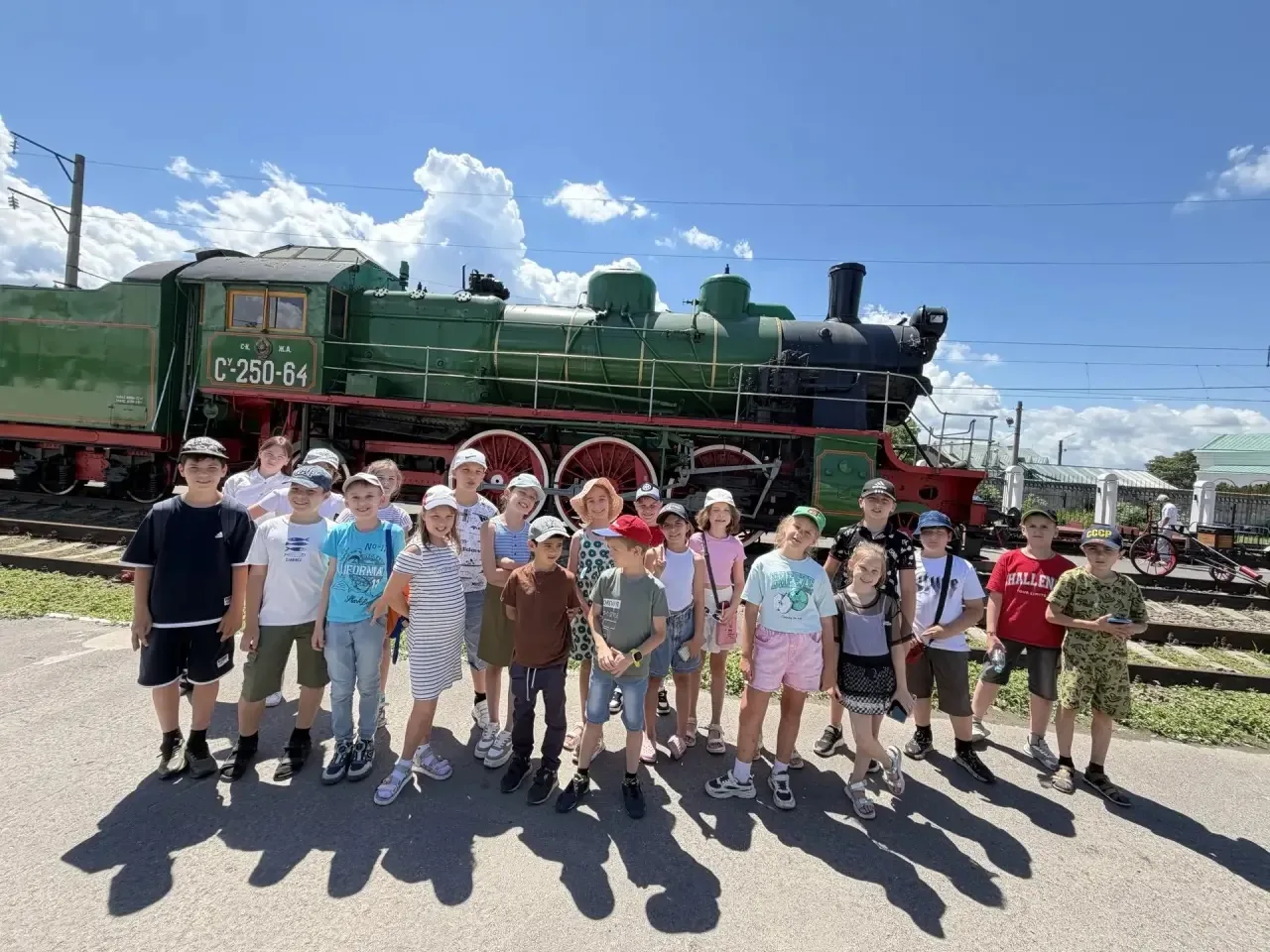 Локомотив эмоций! 🚂💨

17 июня отряды «Позитив» 😀 и «Солнечные зайчики» 🌞 из пришкольного лагеря 
