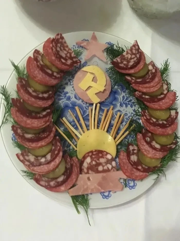 Вот это сервировка от мужа. Это уже не просто закуска, а целая композиция 😄

Кто оценил сервировку 