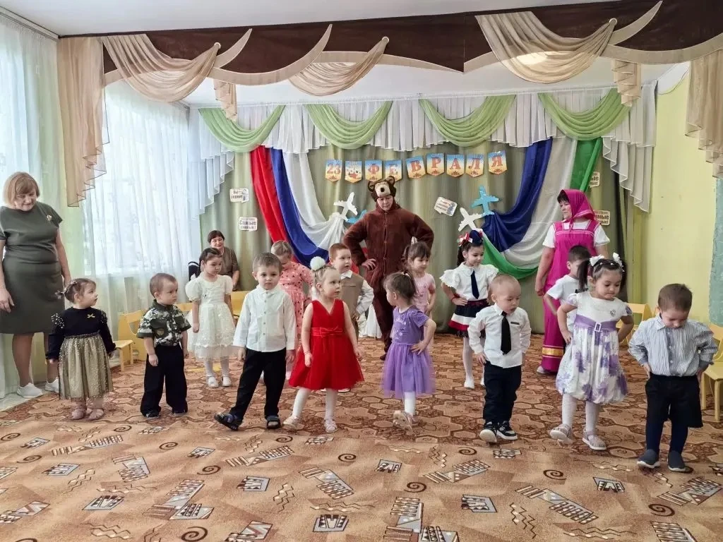 Ярко и весело прошел утренник в ранне- средней группе, посвященный 23 февраля. Это заме...