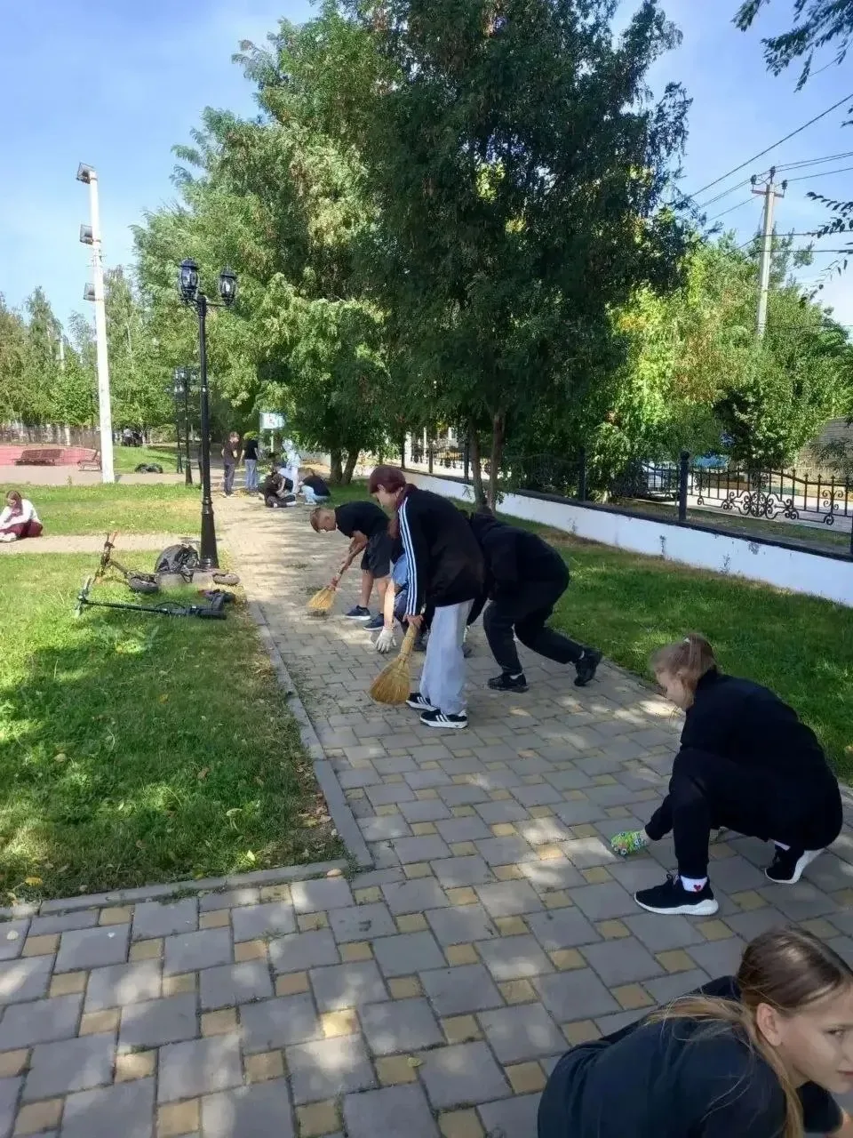🧹В поселке Шолоховский в рамках месячника чистоты привели в порядок территорию возле х...