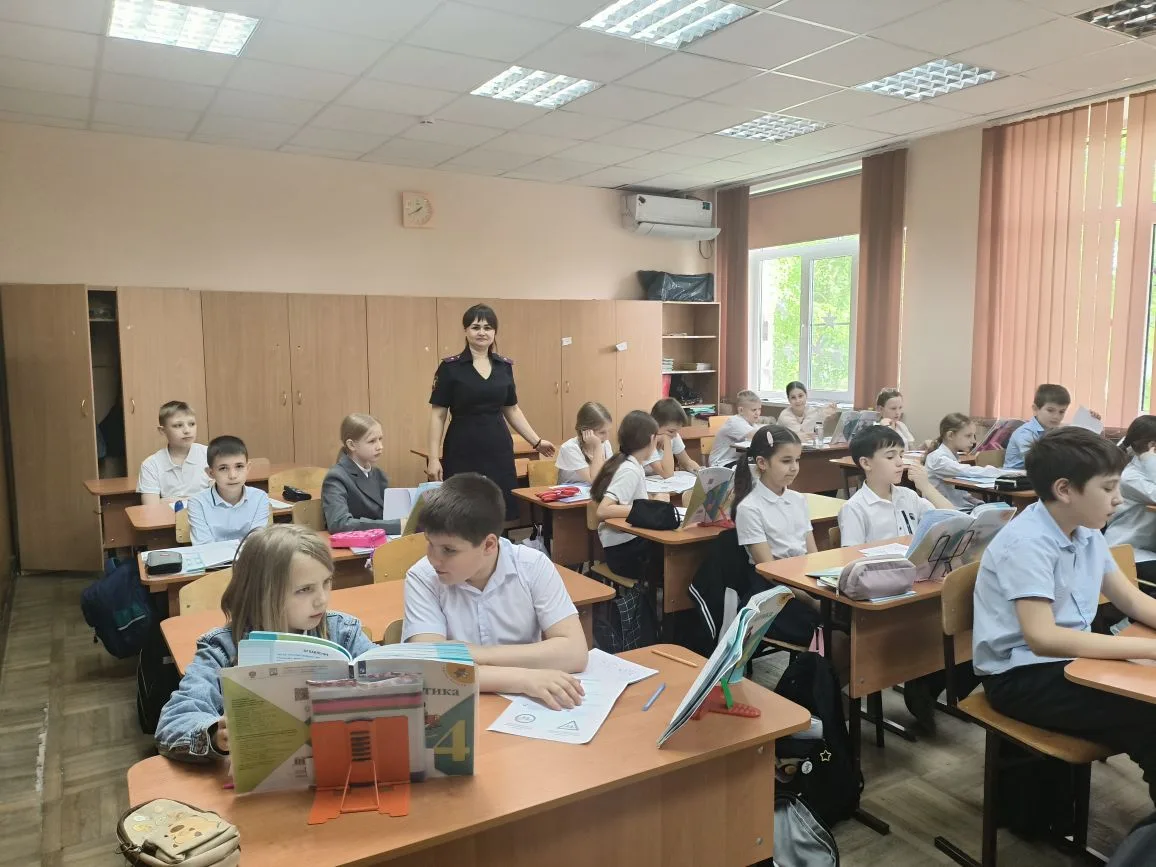 19.02.2026г.  Нашу школу посетил сотрудник ГИБДД Бедрова Диана Владимировна. Она провела беседу с уч