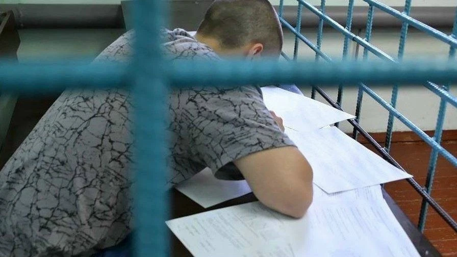 Школьник из Москвы сдал ЕГЭ на 300 баллов, сидя в СИЗО, и теперь собирается поступить н...
