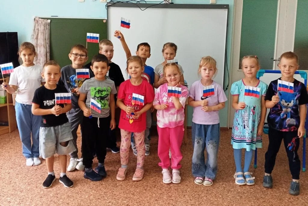 🇷🇺В честь предстоящего Дня Государственного флага России в детском саду «Радуга» прош...