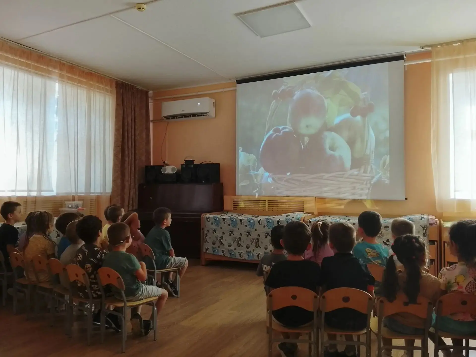 Сегодня ребята из группы "Казачата" встретили Яблочный Спас - настоящий праздник урожая...