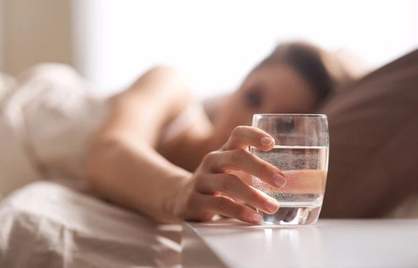 💧 СТАКАН ВОДЫ НА НОЧЬ

Простая привычка, которая может спасти жизнь. Вы удивитесь, но вода, выпитая
