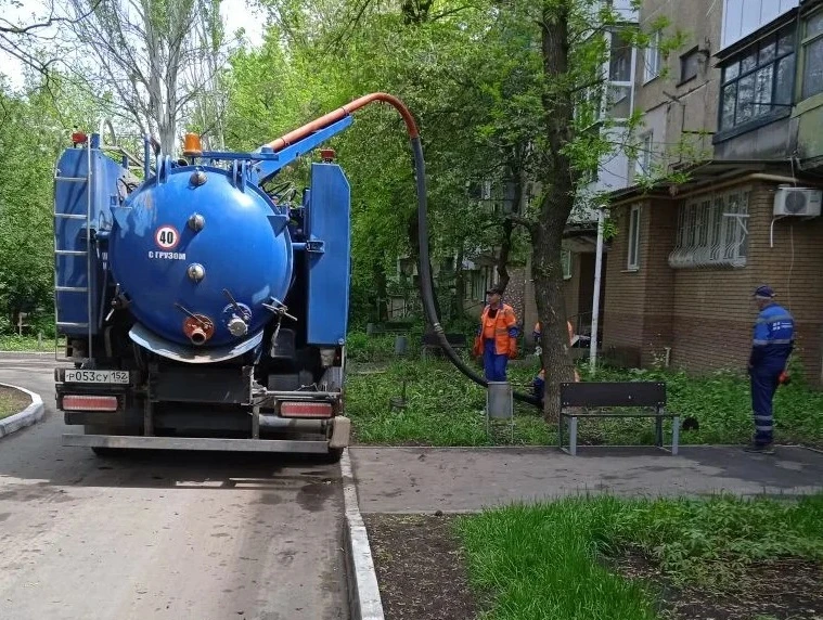 Слаженная работа: специалисты "Вода Донбасса" и Нижнего Новгорода ремонтируют объекты в Харцызске  ✅