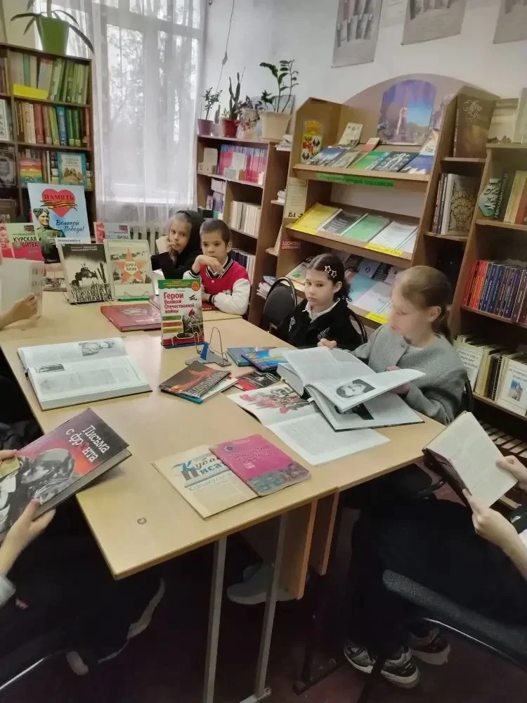 📚 «Солдаты Мая, слава Вам навеки!» — библиотечный урок в 3 Б классе