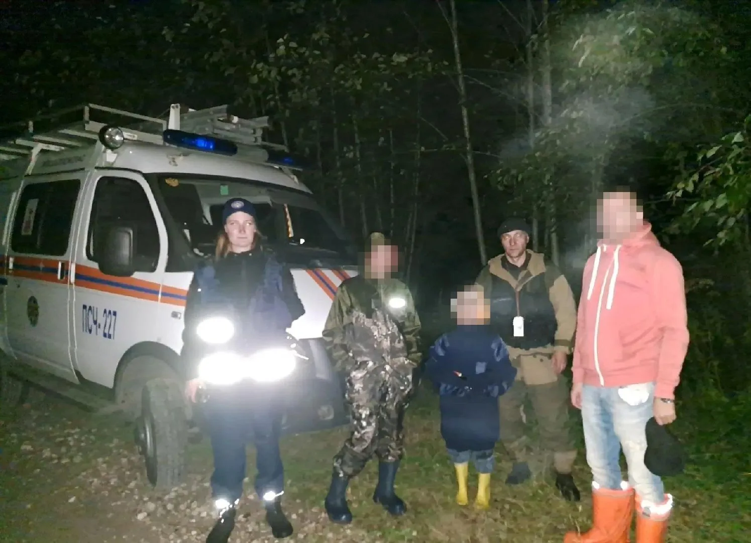 Семью с ребёнком нашли в лесу недалеко от деревни Фёдоровка