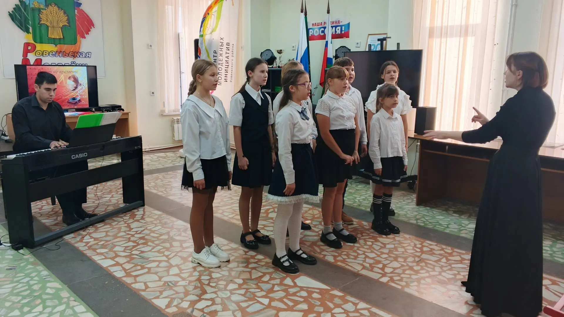 В преддверии Международного дня пожилых людей учащиеся хорового коллектива, класса форт...