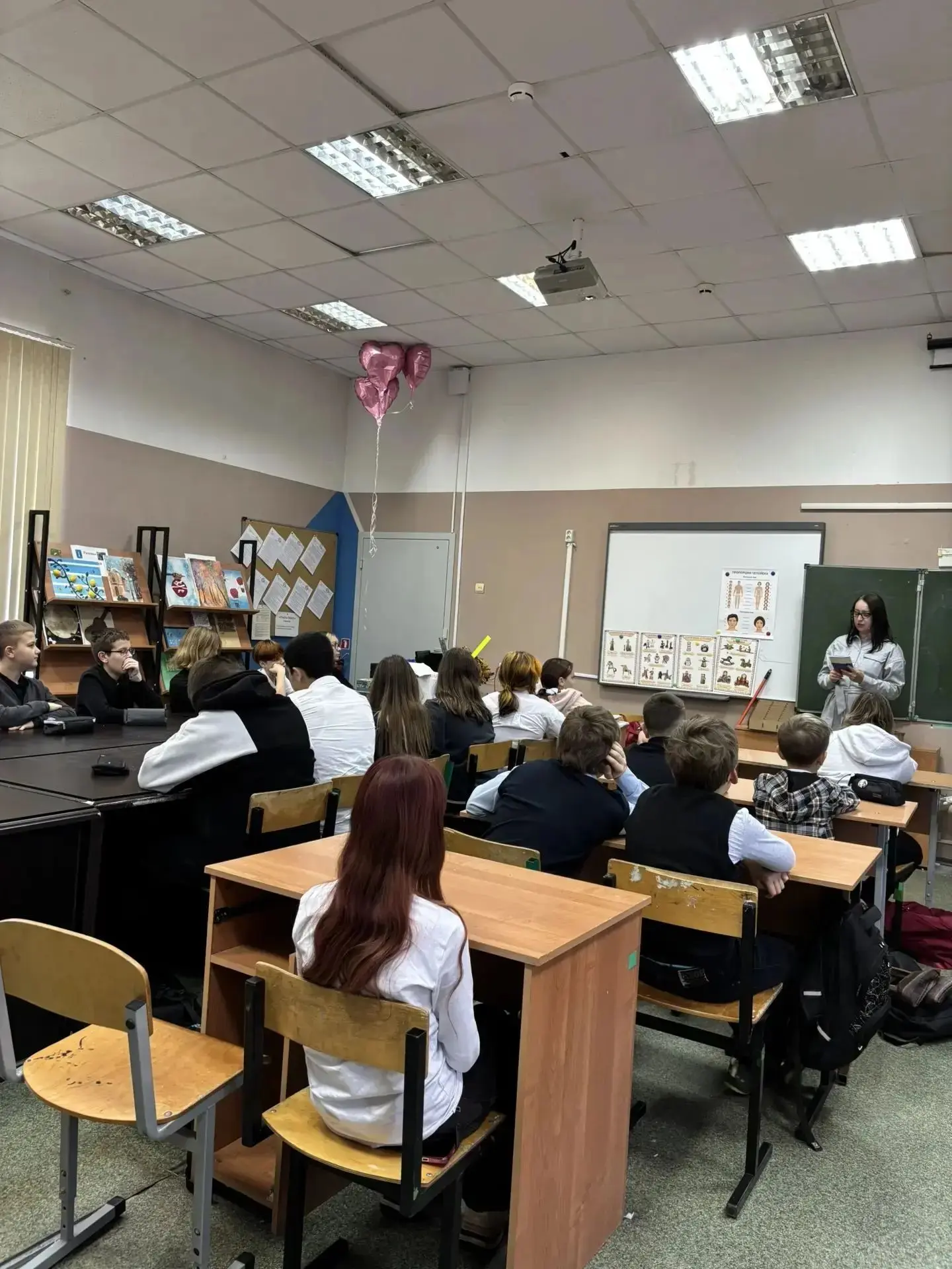 Сегодняшний классный час, посвященный воссоединению Донецкой и Луганской областей с Рос...