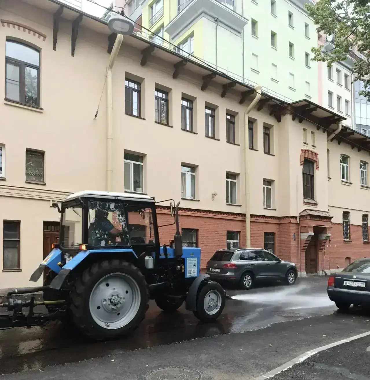 Сотрудники Жилищного агентства Выборгского района каждый день трудятся, чтобы наш район оставался ую