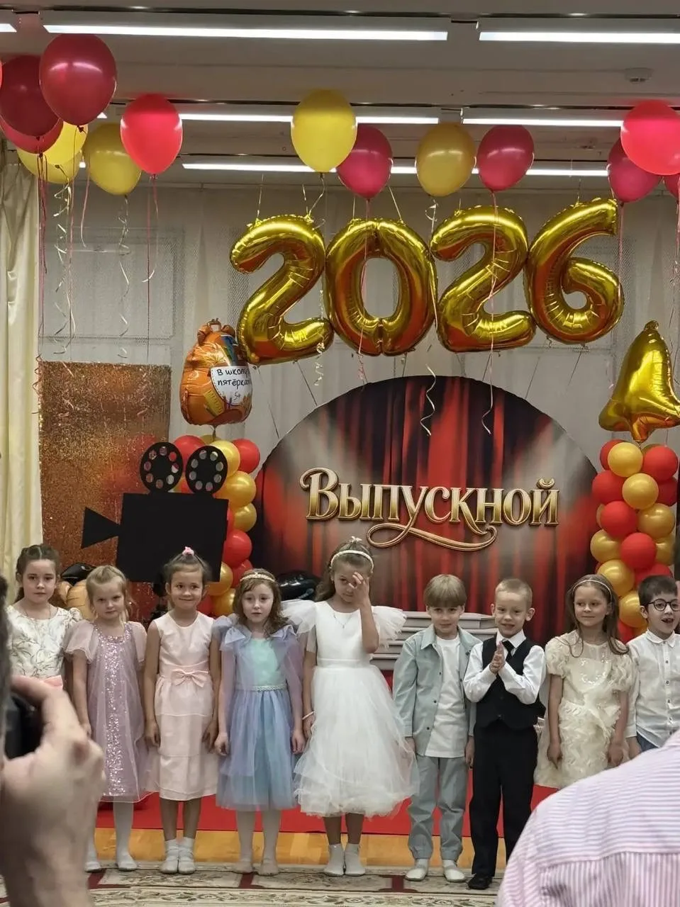 🎓 «До свидания, любимый детский сад!»

Банты, бабочки, море цветов и слёзы счастья на глазах у роди