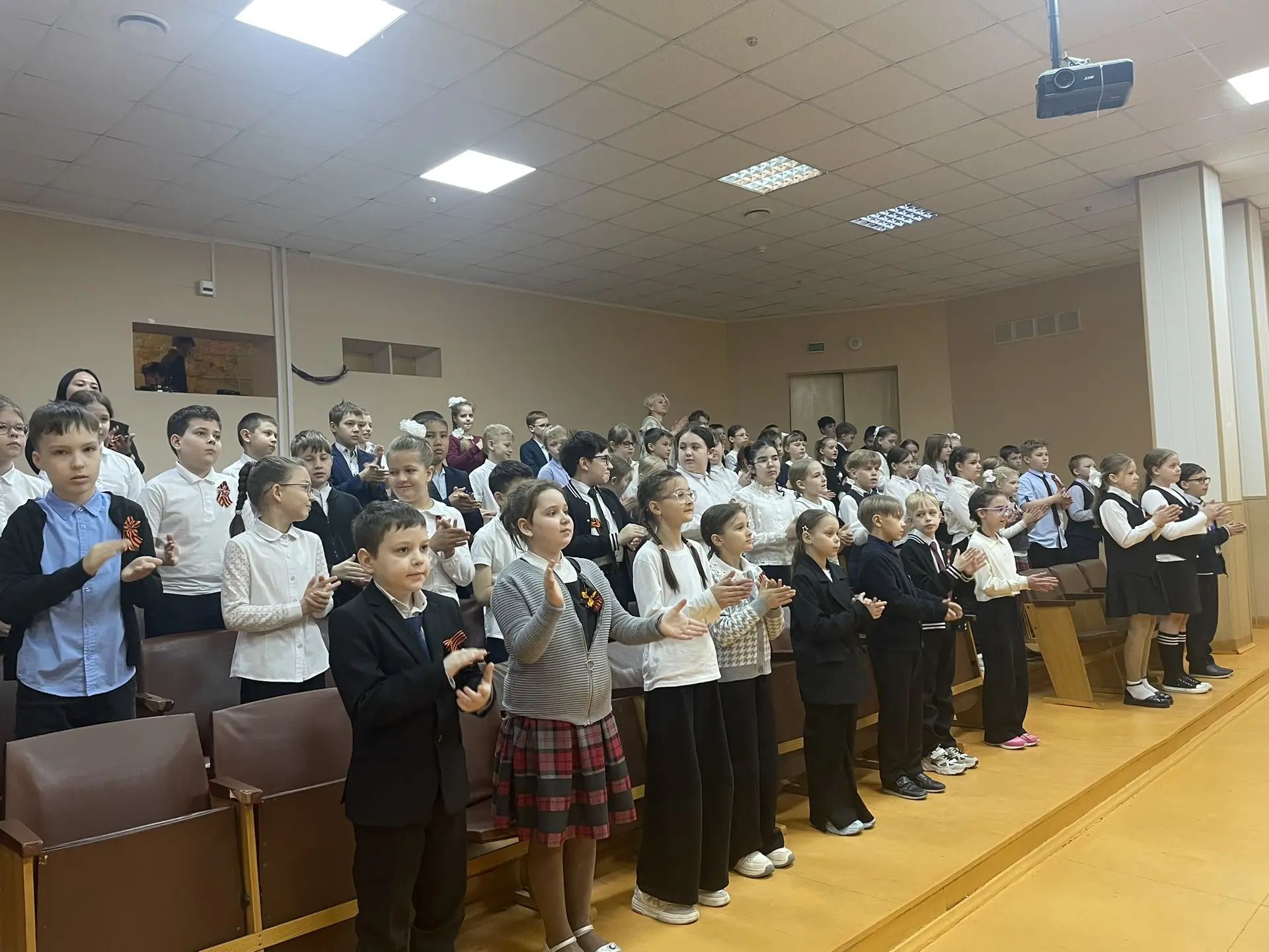 🎉 С Днём Победы! 🎉  Сегодня в нашей школе царила особенная атмосфера — мы вместе встречали 9 Мая! Пр