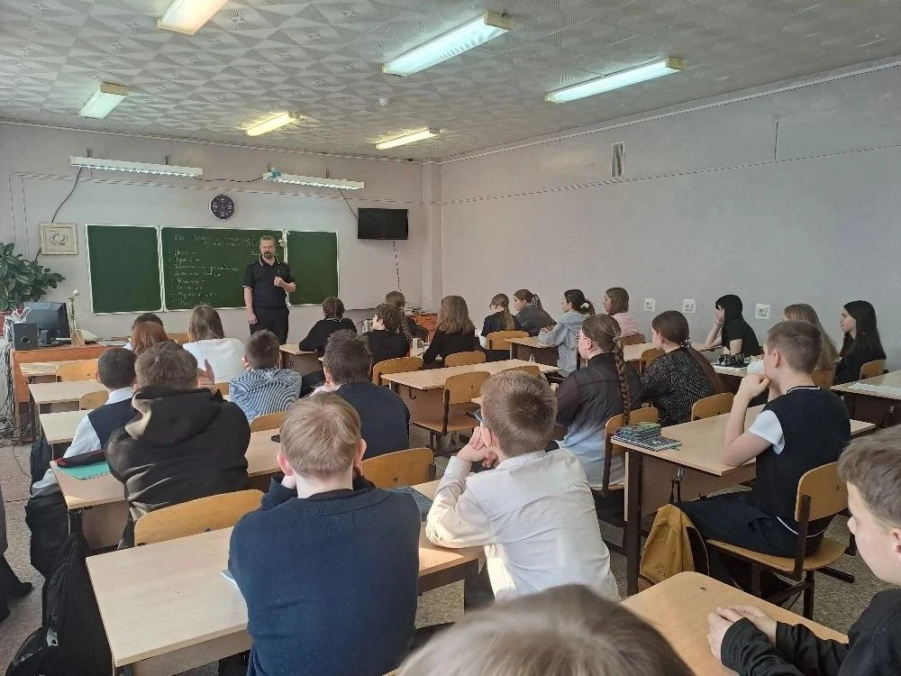 🚦В преддверии весенних каникул инспектор ГИБДД Орлов А.В. провел беседу о правилах дор...