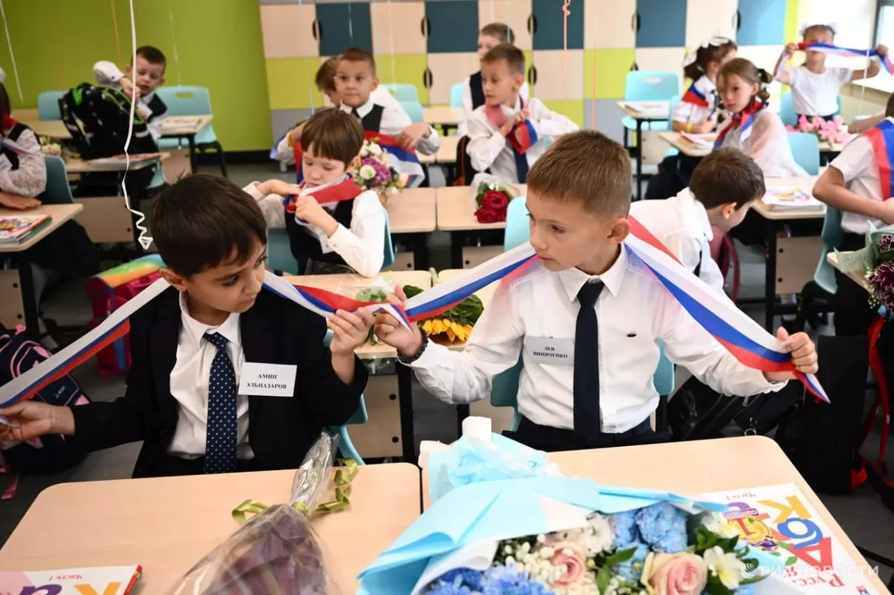 Сборы мальчика к школе в этом году в России обойдутся примерно в 17 тысяч рублей, девоч...