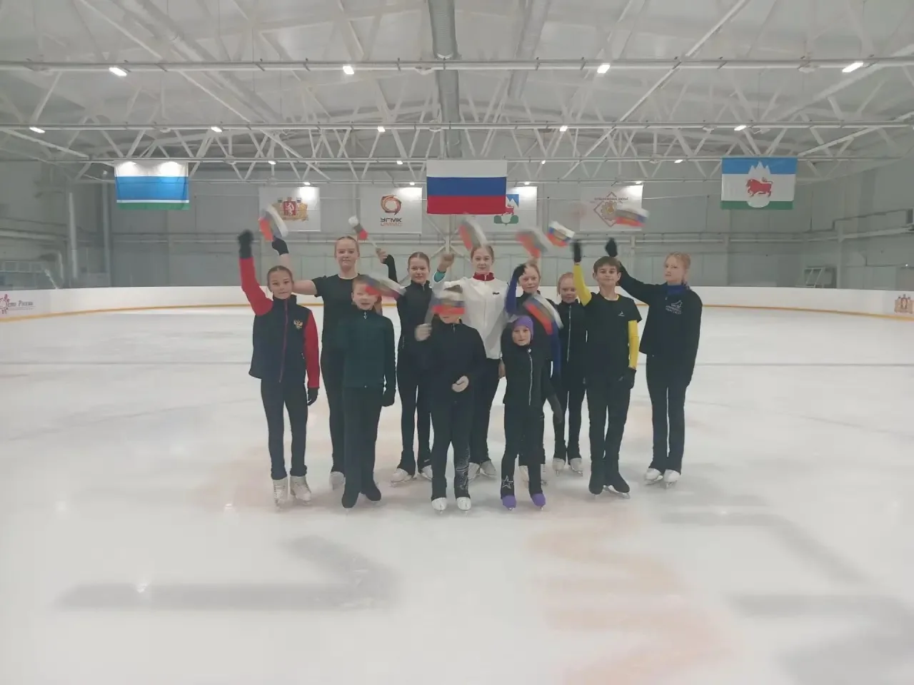 В честь Дня Государственного флага Российской Федерации 🇷🇺юные фигуристы ⛸️провели фл...
